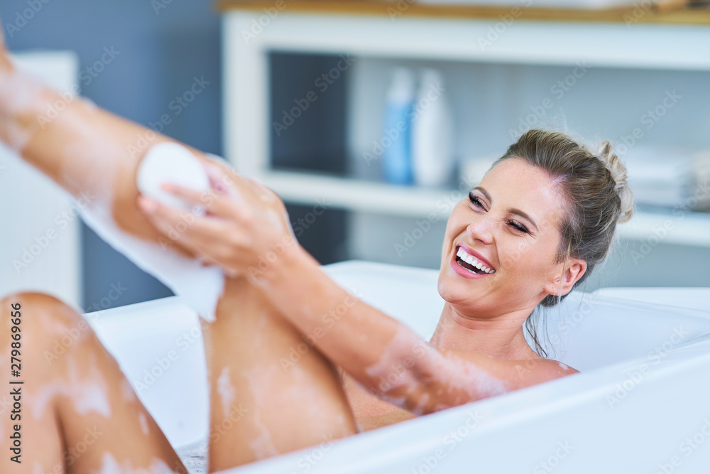 Obraz premium Close-up portrait of a young woman relaxing in the bathtube