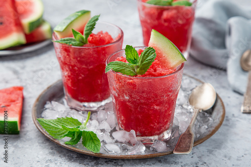 Fotografie watermelon granita or sorbet with mint and fresh watermelon slices in glass