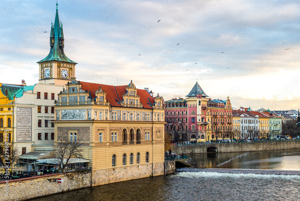 Prag mit Moldau im Winter