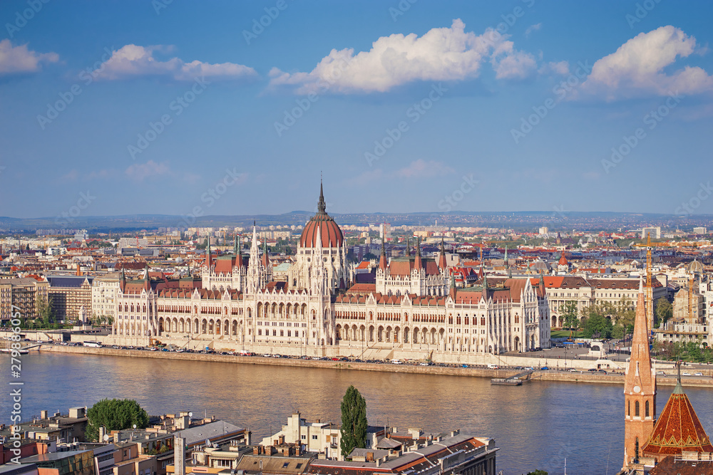 Obraz premium Beautiful cityscape. Hungarian parliament building at Danube river in Budapest city, Hungary.