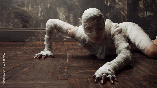 Quadro su tela Scary mummy creeps on you