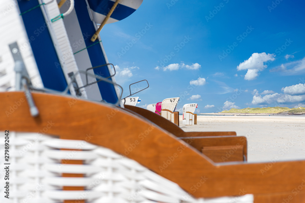 Strandkoerbe am Strand bei blauem Himmel im Sommer Strandkoerbe am Strand bei blauem Himmel im Sommer