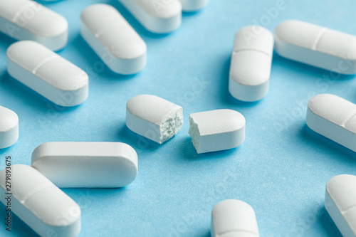 Fotografía White pills on blue background