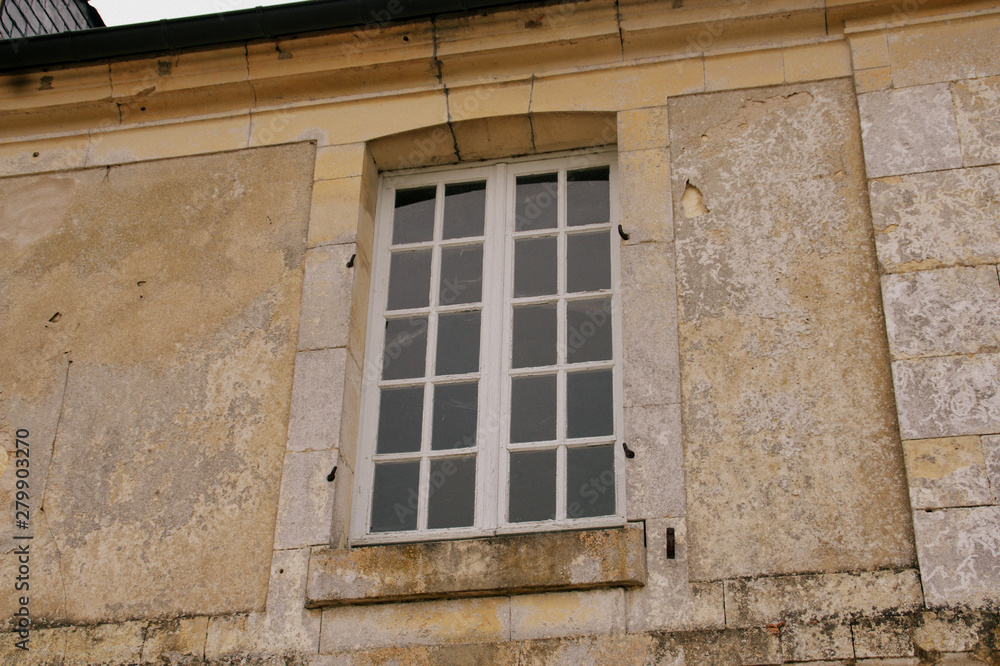 fenêtre ancienne sur demeure ancienne ,détail,isolé