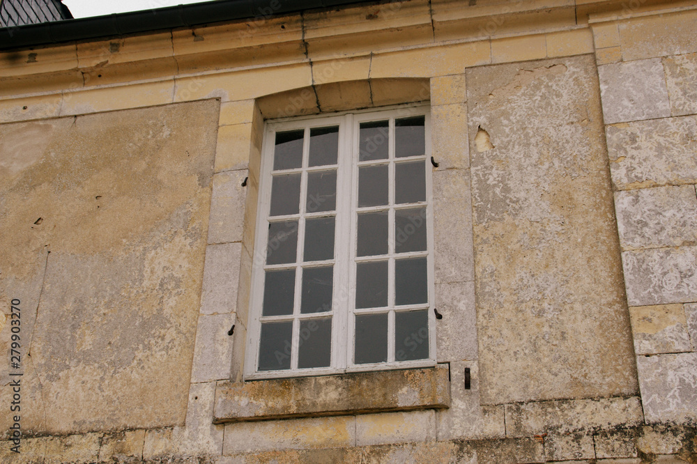 fenêtre ancienne sur demeure ancienne ,détail,isolé fenêtre ancienne sur demeure ancienne ,détail,isolé