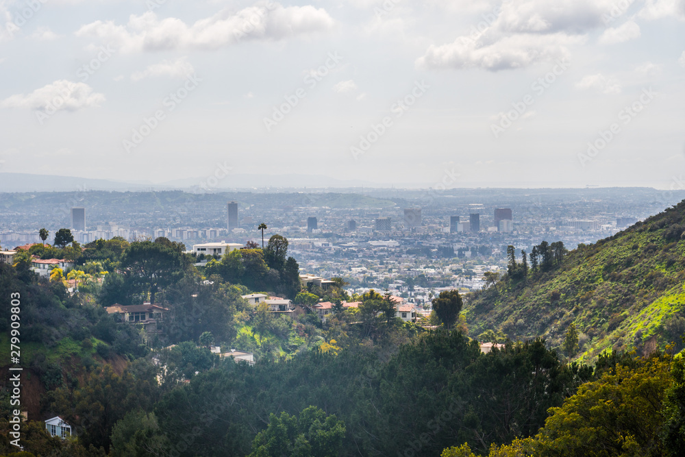 Obraz premium Beautiful view of Los Angeles city from Hollywood Hills and Sunset Blvd