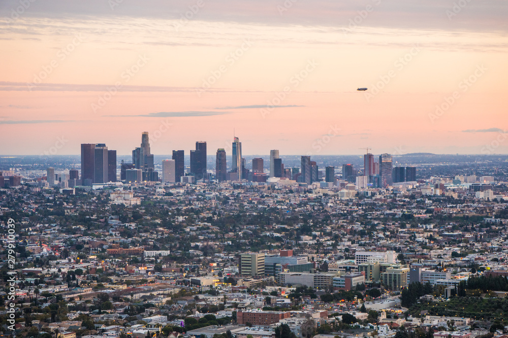 Fototapeta premium View over Los Angeles city from Griffith hills in the evening