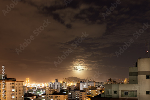 cidade noturna com lua