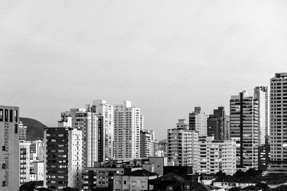 prédios em preto e branco