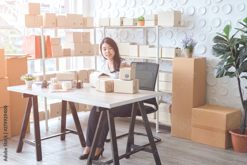 Fototapeta premium Online businesses start in small businesses or SME and Box pack / choose focus, concept of online business