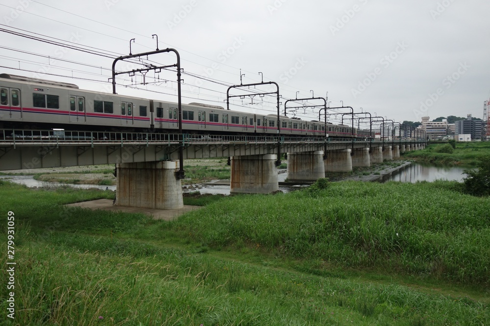 鉄橋の上を走る電車