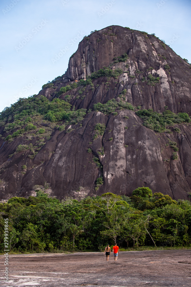 Cerros Mavicure, montañas de piedra en el Rio Inírida en Guainía-Colombia 