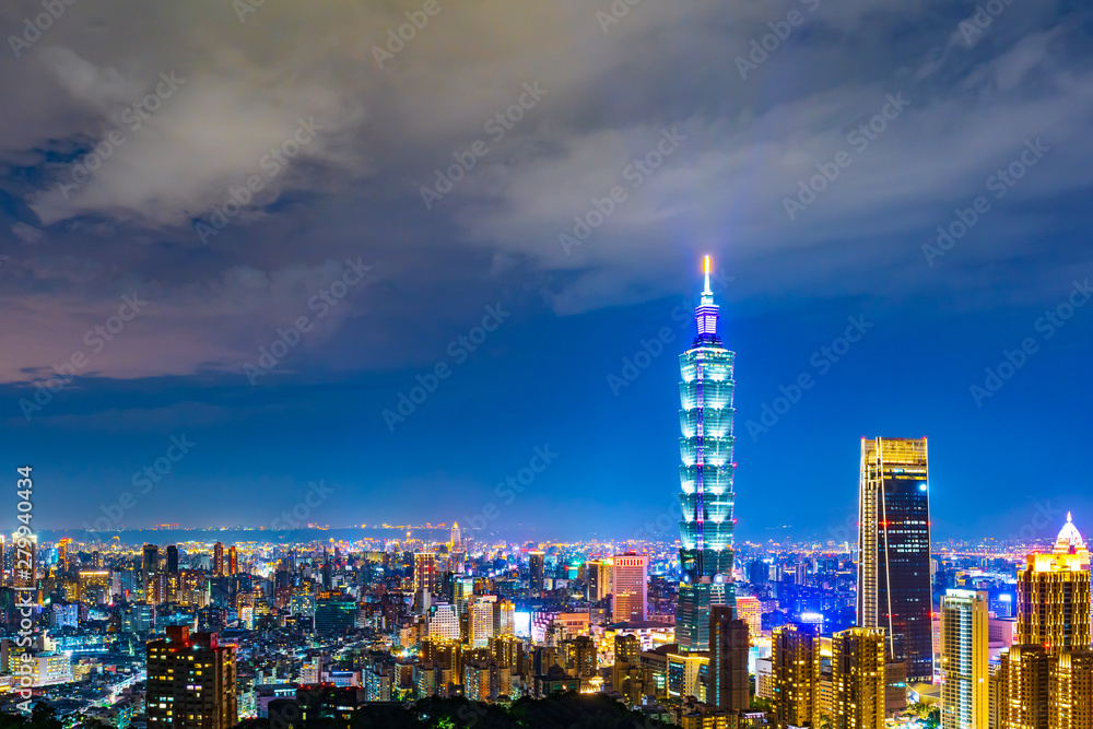 Fototapeta premium Taipei city at night, Taiwan