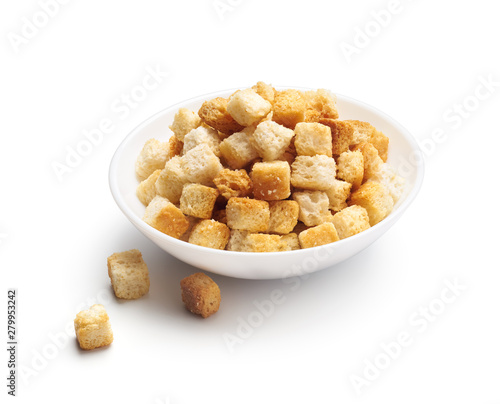 Φωτογραφία Crispy croutons in bowl isolated on white background