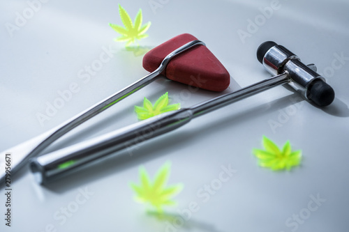 Cannabis Marihuana Hanf CBD als Therapie Medizin bei Neurologe Arzt Praxis mit Reflexhammer photo