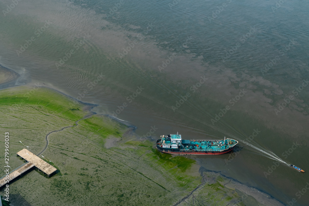 Obraz premium The boat docked in Chao Phraya River in the afternoon, Top view.