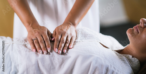 Foto Hands at Reiki Healing Treatment
