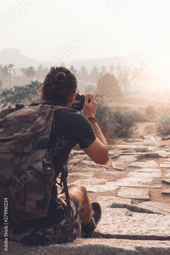 Photography Hombre haciendo fotos en amanecer en unas ruinas en India