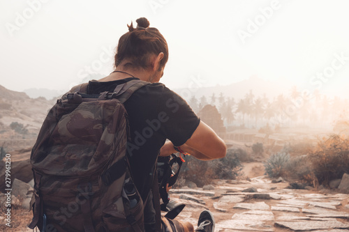 Photography Hombre haciendo fotos en amanecer en unas ruinas en India