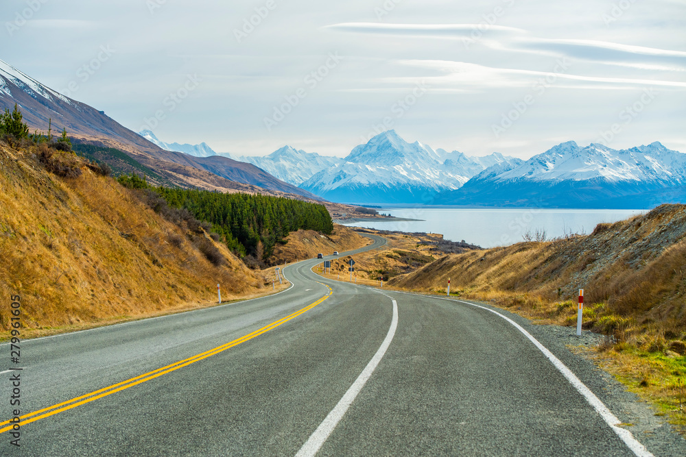 Fototapeta premium The viewpoint at the pukaki lake sees the mount cook as beautiful and great images, Mount Cook Rd, Mount Cook, New Zealand.