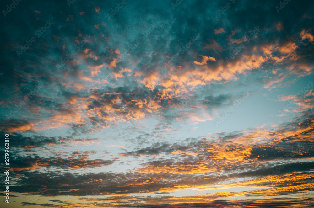 Naklejka premium sunset and dramatic clouds over the sky