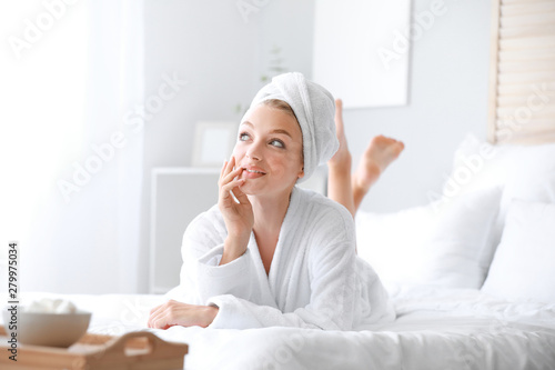 Morning of young woman in b...
