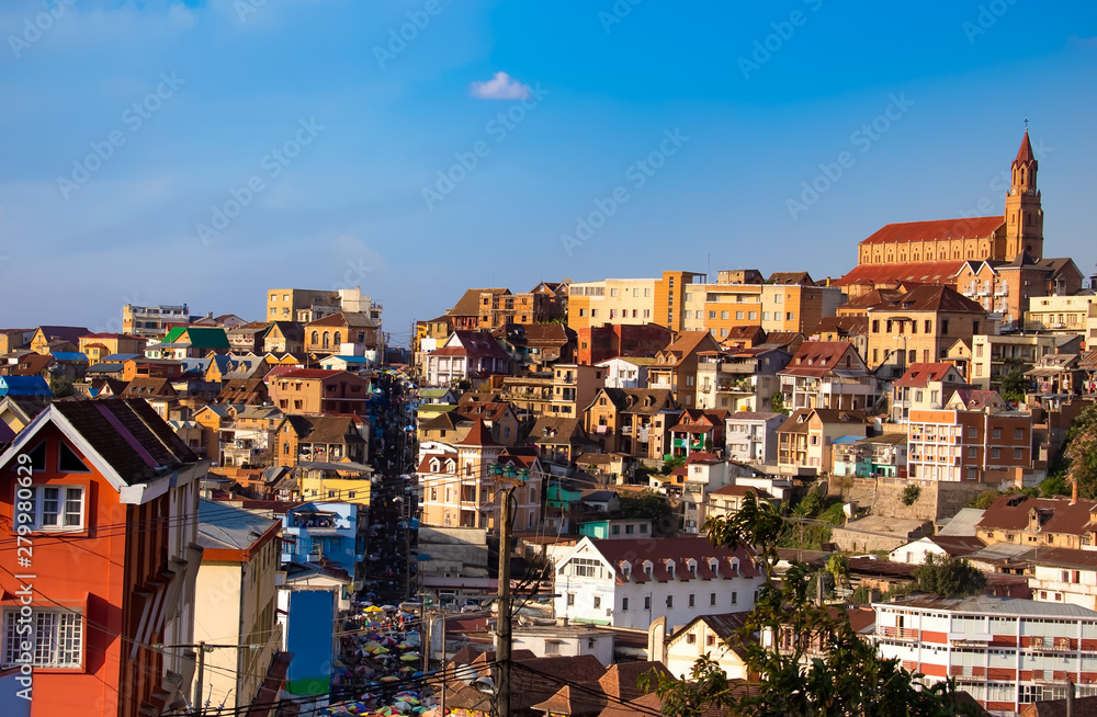 Obraz premium Budynki miasta z targiem ulicznym Antananarywa w słoneczny dzień. Madagaskar