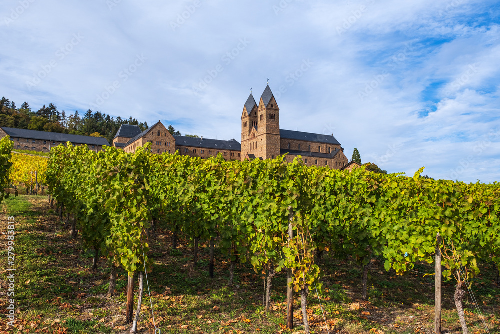 Die Abtei St. Hildegard in den Weinbergen bei Rüdesheim/Deutschland im Herbst