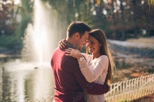Foto Romantic couple at public park
