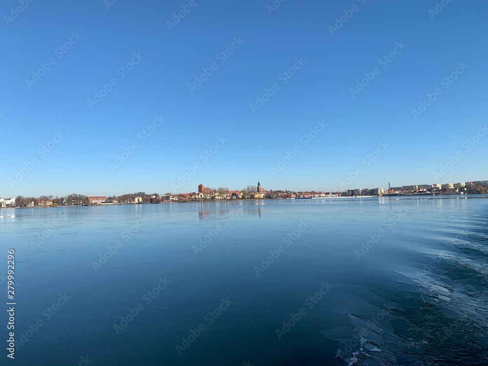 Obraz premium Blick auf Waren - Müritz
