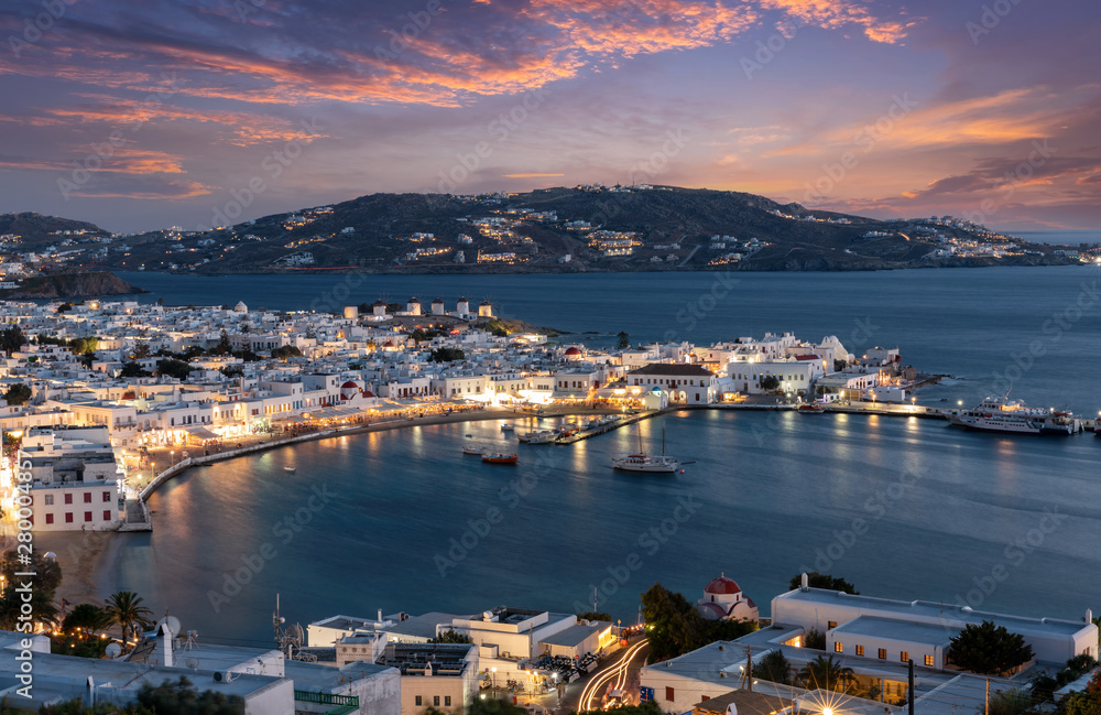 Die beleuchtete Stadt der Insel Mykonos auf den Kykladen in Griechenland nach einem Sonnenuntergang im Sommer