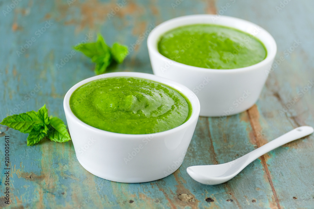 Grüne Suppe mit Minze Grüne Suppe mit Minze