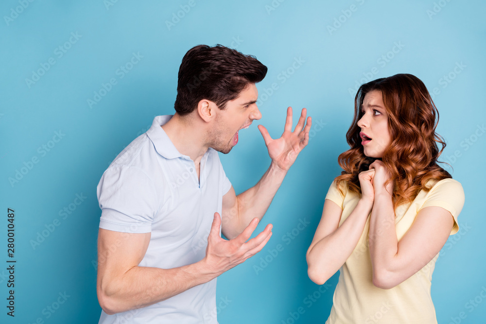 Photo of irritated pair yelling loud annoyed not understand stupid actions wear casual t-shirts isolated blue background Photo of irritated pair yelling loud annoyed not understand stupid actions wear casual t-shirts isolated blue background