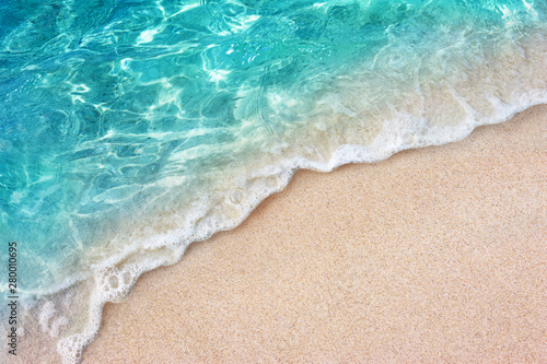 Photo Soft blue ocean wave or clear sea on clean sandy beach summer concept