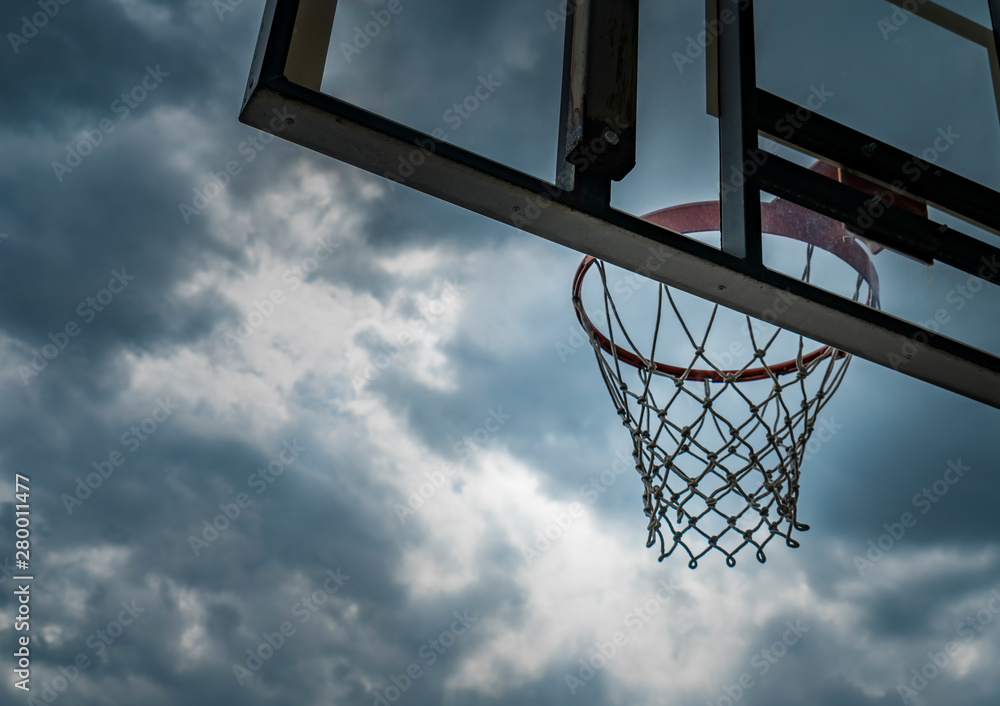 Naklejka premium Basketball hoop against cloudy sky