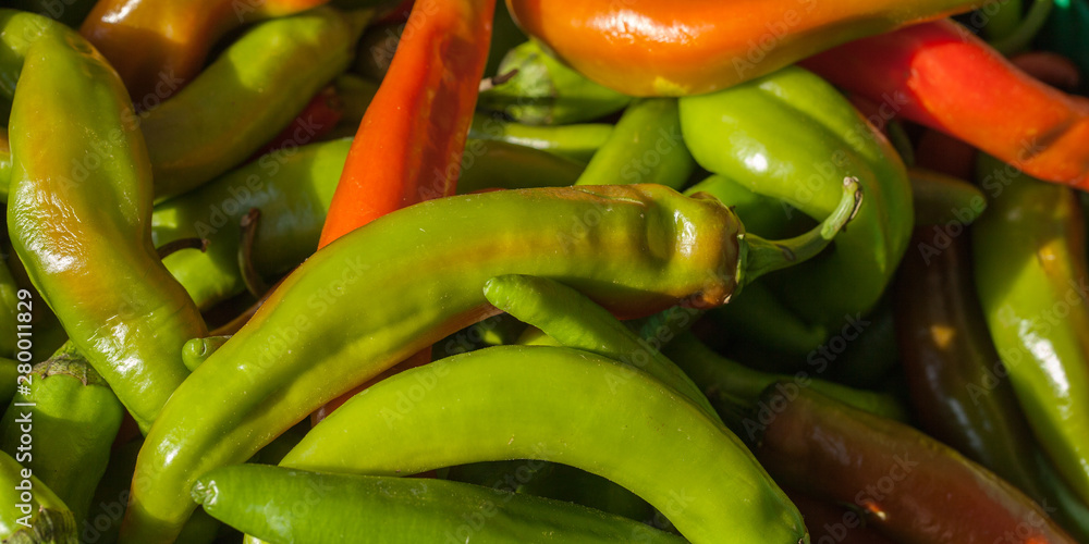 piments rouges et piments verts sur l'étal d'un marché aux légumes piments rouges et piments verts sur l'étal d'un marché aux légumes