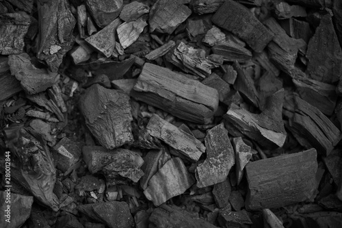 Foto Black charcoal background texture for preparing grilled food