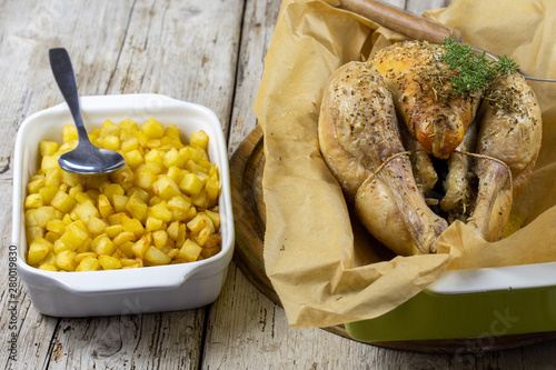 poulet rôti et pommes de terre au four photo