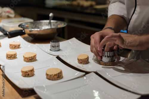 dressage d'une assiette par un chef cuisinier