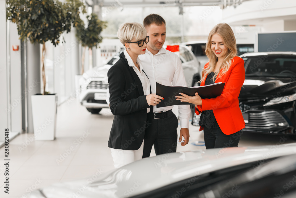 Φωτογραφία Couple meeting with  dealer for choose and  buying the car  - Image