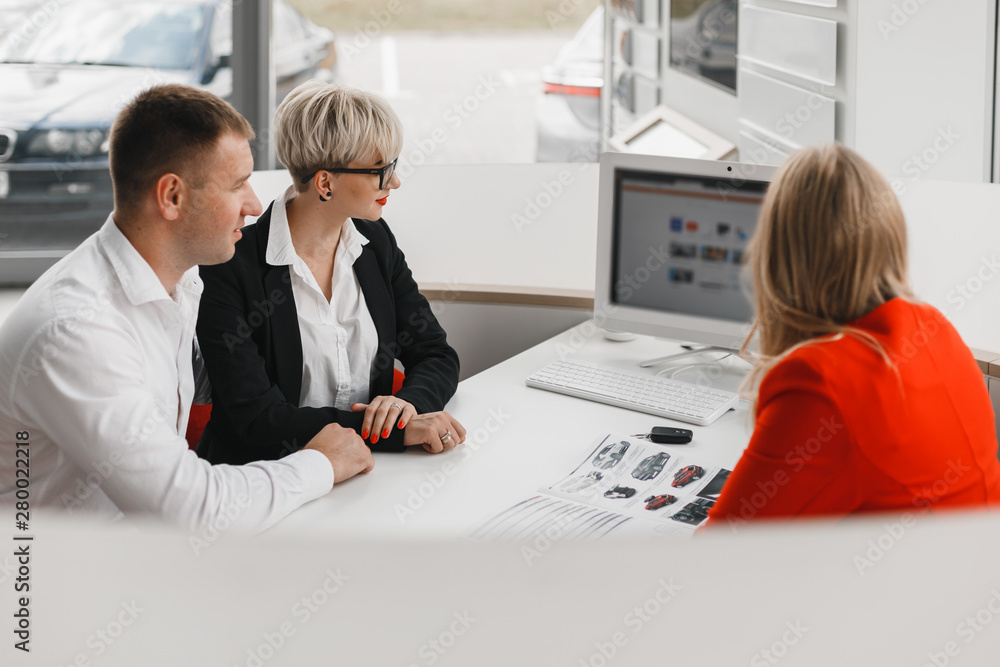 Φωτογραφία Top view office during a deal between dealer and a  family couple who buying a c