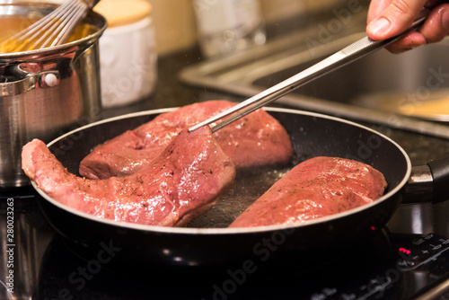 Viande saisit dans une poele - traiteur et gastronomie photo