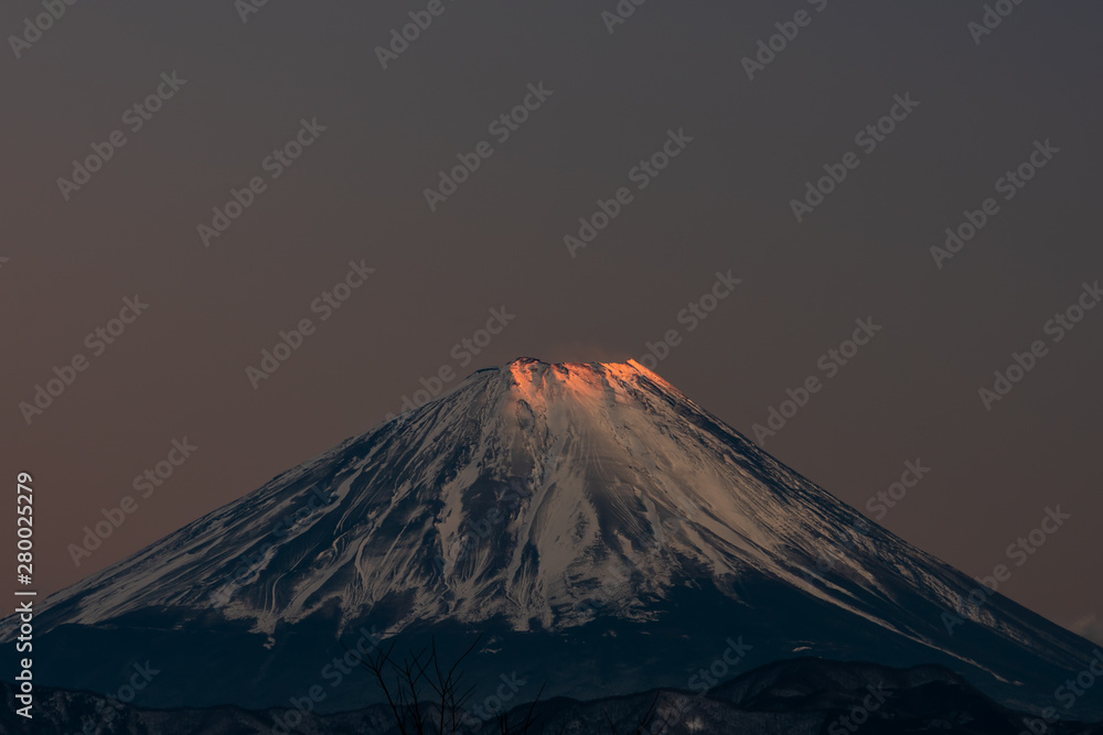 山頂が夕日に染まる富士山