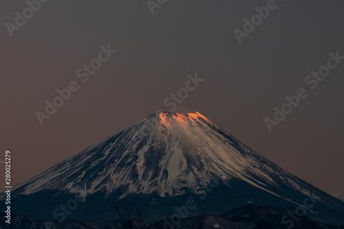山頂が夕日に染まる富士山