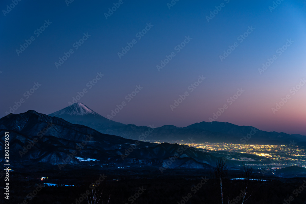 Φωτογραφία 八ヶ岳山麓からみた富士山と甲府市の夜景
