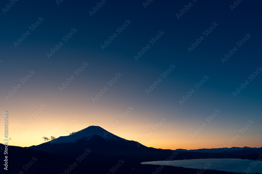 夕焼けに照らされる富士山のシルエット