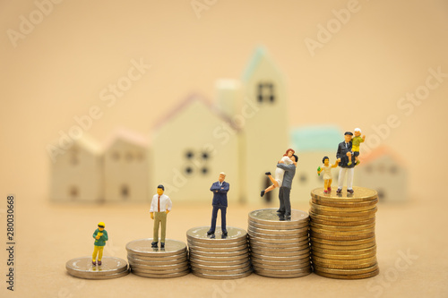 Konstfotografi Miniature people  businessmen standing Investment Analysis Or investment