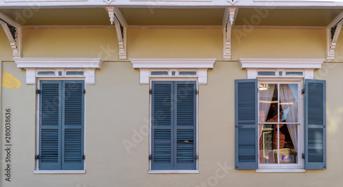 Obraz na płótnie Shutters of the French Quarter w salonie