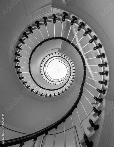 Fotografia Beautiful circular staircase in old house, snail geometry