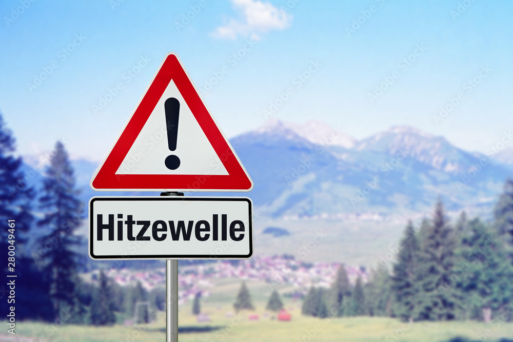 Hitzewelle auf Achtung Schild mit Landschaft Hitzewelle auf Achtung Schild mit Landschaft